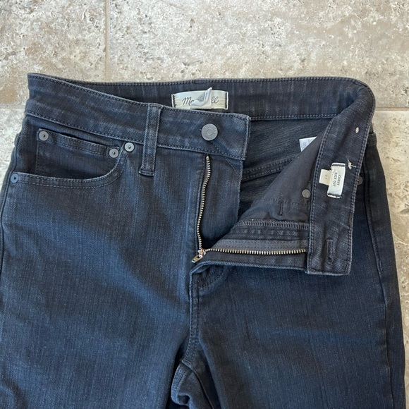 Madewell Curvy Kick Out Crop Jean in Black Rinse Wash, size 27 - Picture 6 of 11